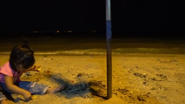 Мила Азіатська Дівчина Грає Пляжі Морському Фоні Вночі — стокове відео