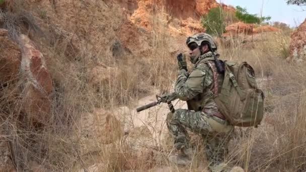 Soldat Einer Spezialeinheit Während Einer Militäroperation Der Wüste Kriegsthema — Stockvideo