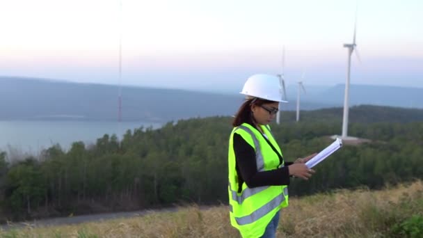 Vista Engenheiro Feminino Que Trabalha Perto Estação Eletricidade — Vídeo de Stock