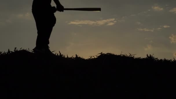 Silhouette Eines Asiatischen Baseballspielers Lässt Bei Schönem Sonnenuntergang Die Muskeln — Stockvideo