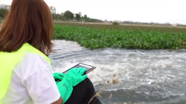 Vrouwelijke Ecoloog Werkt Buurt Van Waterzuiveringsstation — Stockvideo