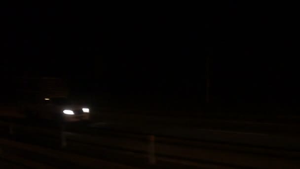 开车通过公路 模糊的城市灯光作为背景 — 图库视频影像