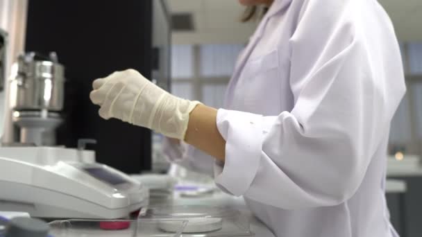 Close Cientista Sexo Feminino Que Trabalha Laboratório — Vídeo de Stock