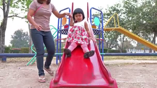 Mutter Und Tochter Spielen Tagsüber Auf Spielplatz — Stockvideo