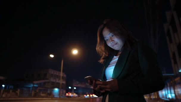 Gece Yol Kenarında Dururken Akıllı Telefon Kullanan Asyalı Kadın — Stok video