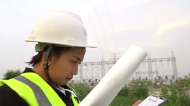 発電所の近くで働く女性技術者の見解 — ストック動画