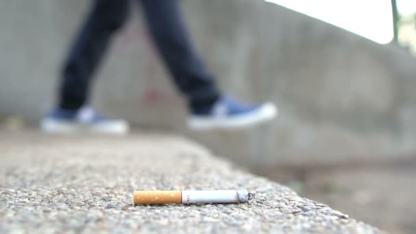 Hombre Asiático Lanzando Cigarrillo Suelo Hay Concepto Día Tabaco — Vídeo de stock