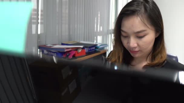 Νεαρά Ασιατικές Επιχειρήσεις Γυναίκα Που Εργάζεται Στο Σύγχρονο Γραφείο — Αρχείο Βίντεο