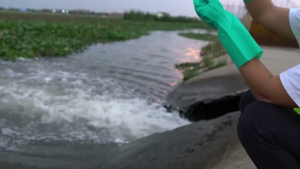 Ecologista Feminina Trabalhando Perto Estação Limpeza Água — Vídeo de Stock