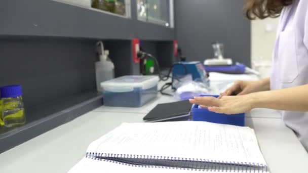 Κοντινό Πλάνο Της Γυναίκας Επιστήμονα Που Εργάζεται Στο Εργαστήριο — Αρχείο Βίντεο