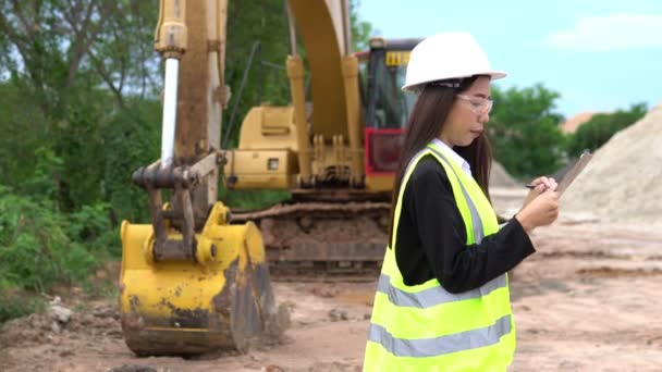 Ingenjör Kvinna Som Arbetar Byggarbetsplats Industrikoncept — Stockvideo