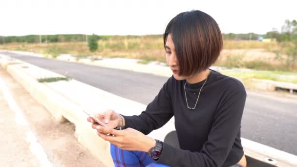 Retrato Hermosa Chica Patinadora Asiática Usando Teléfono Inteligente — Vídeos de Stock