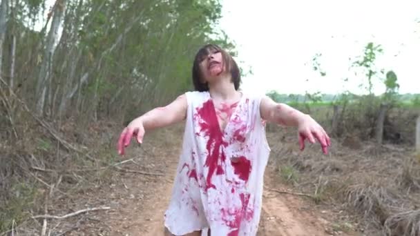 ゾンビとアジアの女性が構成し 白いドレスに血 ホラーシーン ハロウィーンのコンセプト — ストック動画