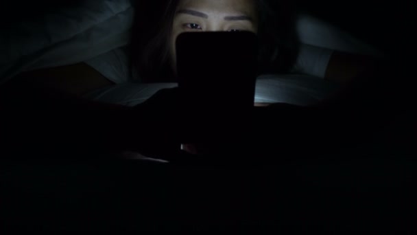 Asiatische Frau Spielen Smartphone Das Bett Der Nacht Thailändische Menschen — Stockvideo