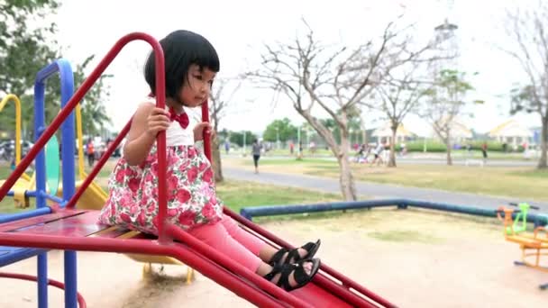 Mutter Und Tochter Spielen Tagsüber Auf Spielplatz — Stockvideo