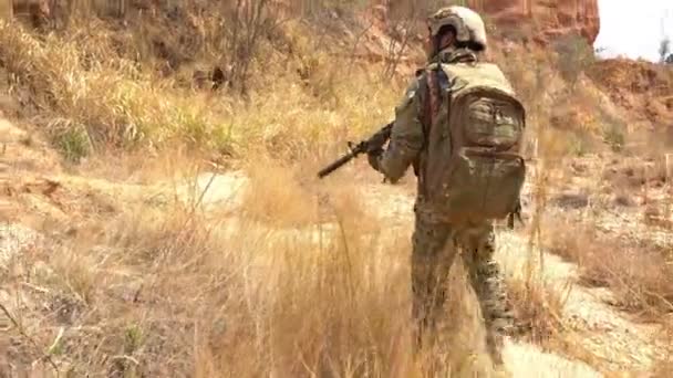 Soldado Fuerzas Especiales Desierto Durante Operación Militar Tema Guerra — Vídeo de stock