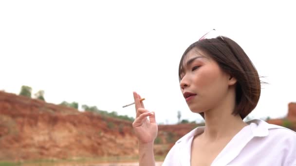美しいタイ人女性が砂漠で喫煙 — ストック動画