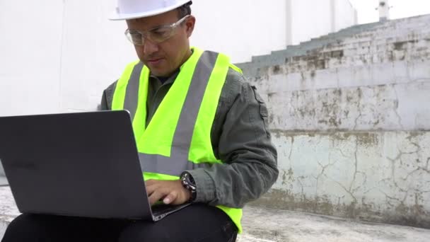 Ingenieur Sitzt Auf Treppe Und Arbeitet Laptop — Stockvideo