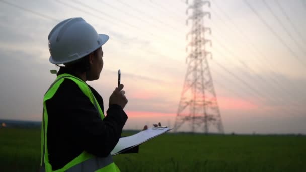 Vista Ingeniera Que Trabaja Cerca Estación Eléctrica — Vídeo de stock