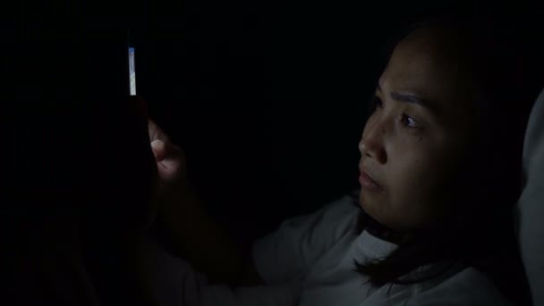 Asyalı Kadın Gece Yatakta Akıllı Telefon Çalar Taylandlılar — Stok video