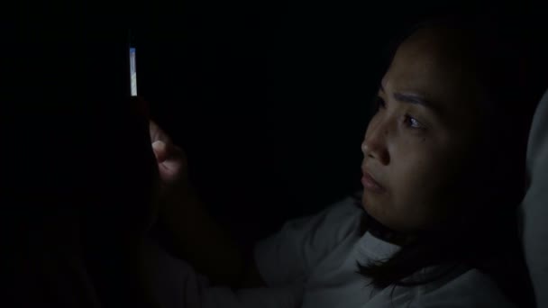 Mujer Asiática Jugar Smartphone Cama Por Noche Tailandia Personas — Vídeos de Stock