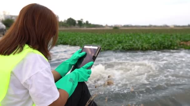 Ecologista Femminile Che Lavora Vicino Alla Stazione Pulizia Dell Acqua — Video Stock