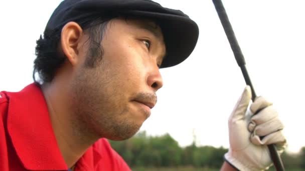 Asiatischer Golfer Beim Golfen Bei Strahlendem Sommertag Sportkonzept — Stockvideo
