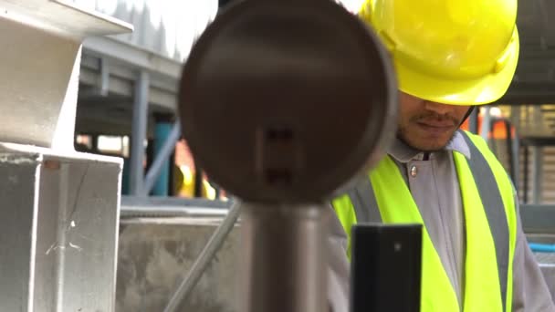 Asian Engineer Maintain Checking Technical Data Heat System Equipment — 비디오