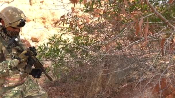 Soldado Das Forças Especiais Deserto Durante Operação Militar Tema Guerra — Vídeo de Stock