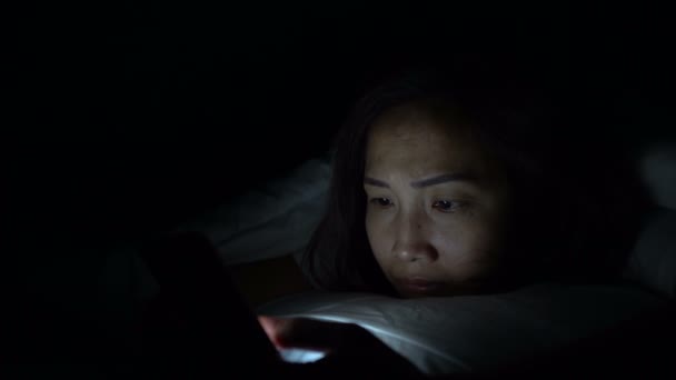 Asiatische Frau Spielen Smartphone Das Bett Der Nacht Thailändische Menschen — Stockvideo