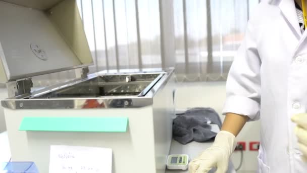 在实验室工作的女科学家的近照 — 图库视频影像