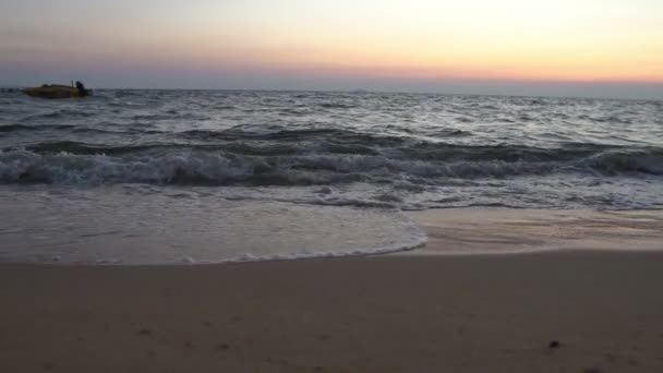 Havsvågor Vid Solnedgången Semesterkoncept — Stockvideo