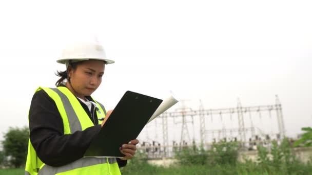 Vista Ingeniera Que Trabaja Cerca Estación Eléctrica — Vídeo de stock