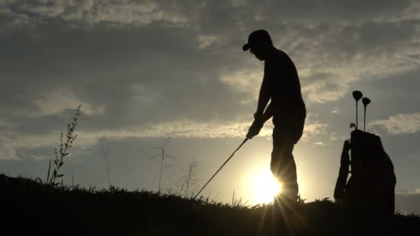 Silhuett Asiatisk Golfare Spelar Golf Vacker Solnedgång — Stockvideo