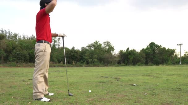 Golf Oynayan Asyalı Erkek Golfçü Spor Anlayışı — Stok video