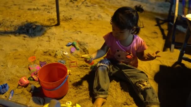 Симпатичная Девочка Играющая Пляже Фоне Моря Ночью — стоковое видео