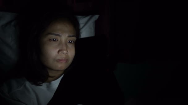 Asiatische Frau Spielen Smartphone Das Bett Der Nacht Thailändische Menschen — Stockvideo