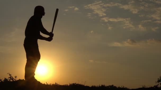 Silhouette Eines Asiatischen Baseballspielers Lässt Bei Schönem Sonnenuntergang Die Muskeln — Stockvideo