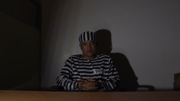 Şüpheli Soruşturmada Tutuklanan Mahkum Kıyafetleri Giyiyor Polis Karanlık Odasında — Stok video