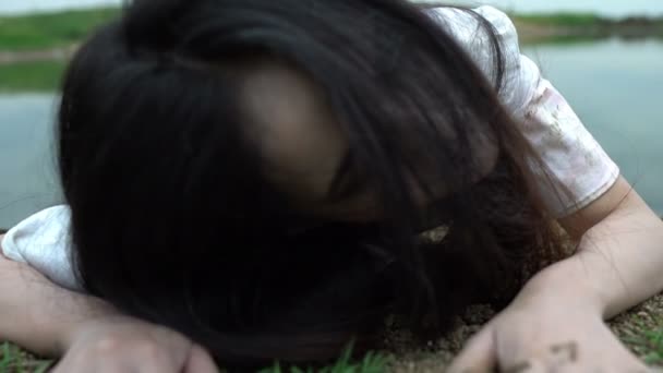 Asiatisk Kvinna Utgör Spöke Ansikte Vid Träsk Skräckscen Skrämmande Bakgrund — Stockvideo