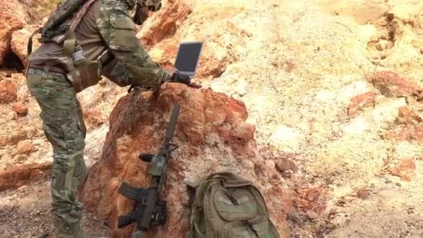 Soldat Einer Spezialeinheit Während Einer Militäroperation Der Wüste Kriegsthema — Stockvideo