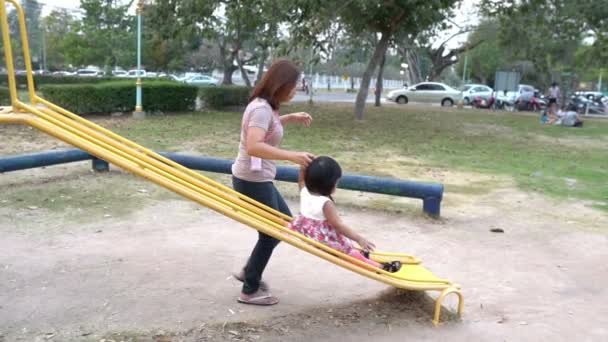 Mutter Und Tochter Spielen Tagsüber Auf Spielplatz — Stockvideo