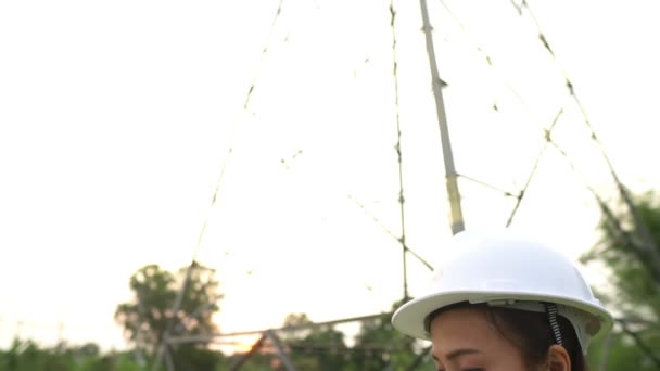 Elektrik Santralinin Yakınında Çalışan Kadın Mühendis Görüntüsü — Stok video