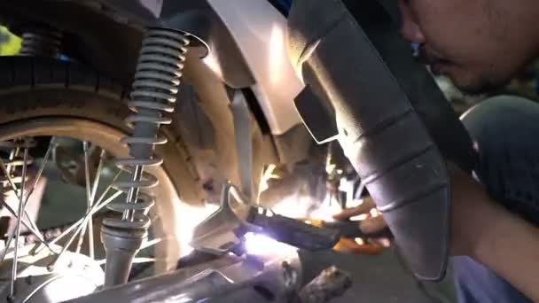 Welder Cutting Steel Used Assemble Truck Parts — Stock Video