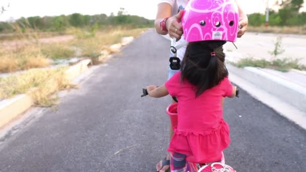 Μητέρα Βάζοντας Κράνος Στο Κεφάλι Της Μικρής Κόρης Ενώ Κορίτσι — Αρχείο Βίντεο