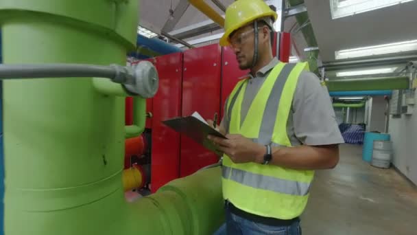 Manutenção Engenheiro Asiático Verificação Dados Técnicos Equipamentos Sistema Aquecimento — Vídeo de Stock