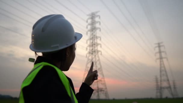 Vista Engenheiro Feminino Que Trabalha Perto Estação Eletricidade — Vídeo de Stock