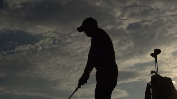 Silhueta Asiático Golfista Jogar Golfe Durante Belo Pôr Sol — Vídeo de Stock