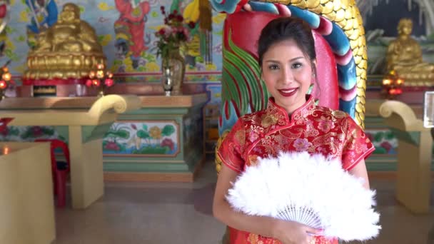 Gelukkig Chinees Nieuwjaar Aziatische Vrouw Draagt Traditionele Cheongsam Kleding — Stockvideo