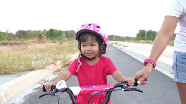 Lindo Poco Asiático Chica Casco Caballo Bicicleta Aire Libre — Vídeos de Stock